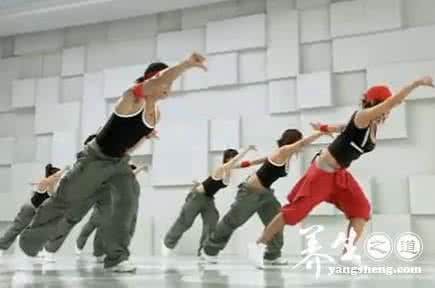 秦舒培晒照小腹平坦 健身运动 运动帮你塑造平坦小腹
