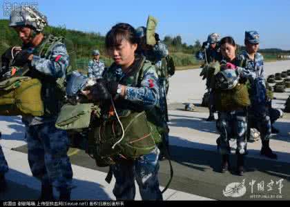 空降兵15军跳伞死亡 空降兵跳伞死亡照片 新中国首位女空降兵自述 首次跳伞竟背不动伞包