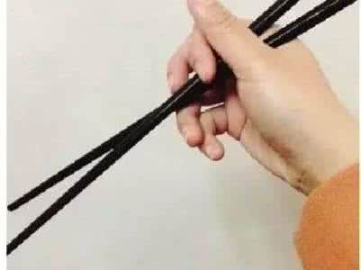 筷子的错误拿法 7种筷子的错误用法揭露你的性格，超准！