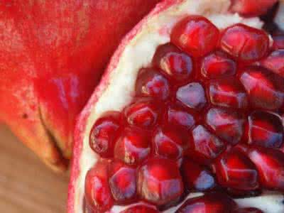 番石榴怎么挑选 石榴怎么挑选什么颜色 石榴怎么挑选