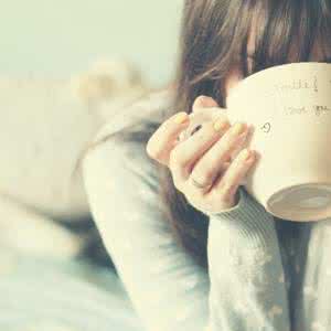 谁还在乎我落泪的眼眸 一个人会落泪，是因为痛；一个人之所以痛，是因为在乎；一个人之所以在乎，是因为有感觉；一个人之所以有感觉，仅因为你是一个人！