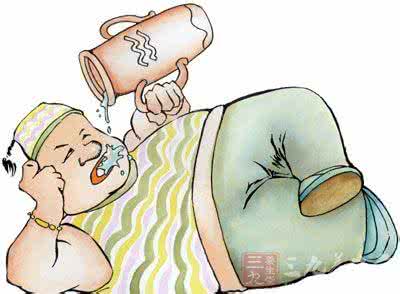 啤酒肚的小伙子 两斤酒下肚小伙进了医院 斗酒导致酒精中毒