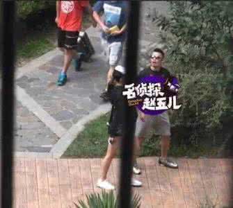 林丹赵雅琪酒店亲热 林丹出轨长腿辣妹 女方勾住林丹脖子亲热