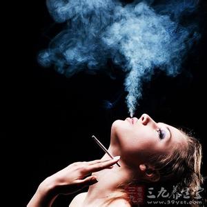 躺在床上看电视的危害 一对夫妻躺在床上算了一笔账 算完震惊了