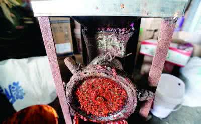 煎饼果子辣酱怎么调制 北京西五环一菜市场内调制辣酱 菌落总数超标9倍