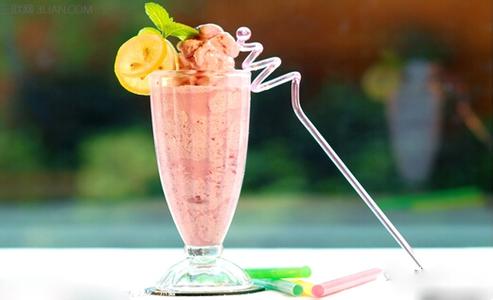 自制草莓奶昔的做法 草莓奶昔自制方法