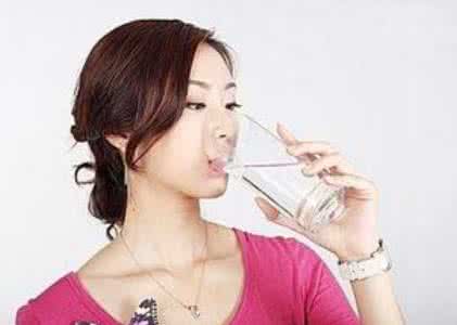 早晨空腹喝水是对是错 早上空腹喝水对肾好吗 早上空腹喝水是对是错