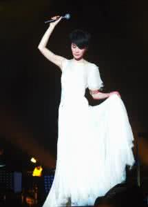 王菲演唱会造型 王菲2010演唱会 王菲2010巡演“尼姑”造型 追忆王菲演唱会上的经典妆容
