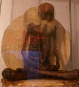 蒙古木乃伊穿阿迪 蒙古200岁高僧木乃伊 蒙古出土200岁高僧木乃伊