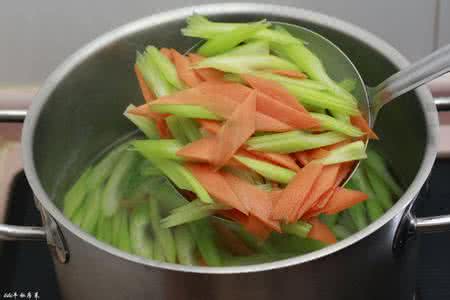 健脑wangbuliao 健脑镇静清热利湿原汁原味的凉拌美食—凉拌芹菜腐竹！