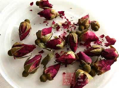 女人喝玫瑰花茶的好处 夏季花茶搭配 烟酒茶 花茶的搭配 女人夏季多喝这些茶健康又美容