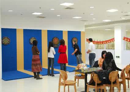 飞镖运动 健身运动 办公室午间的休闲飞镖小运动