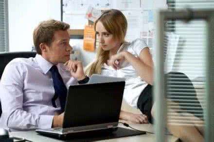 鸣人与纲手办公室恋情 最容易发生办公室恋情的5种情况
