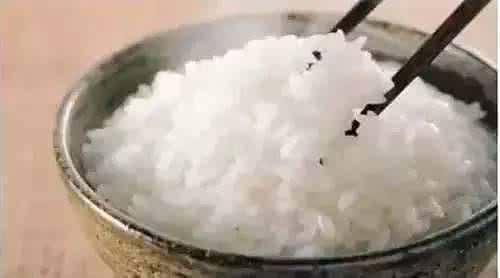 煮米饭加多少水 她把冰块加到米饭里面去煮,很多人以为她疯了,最后却跪倒···