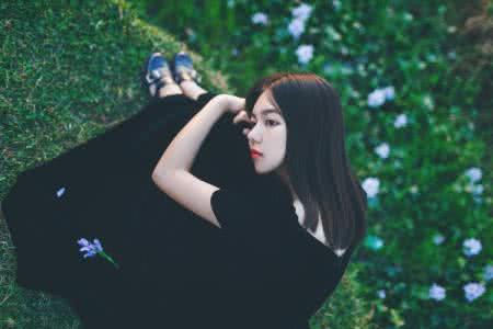 双语情感美文 心念一个人，不语亦倾城 【情感美文】
