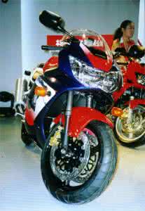 利刃摩托车 产品：急速中的利刃融入尖锐美学的摩托