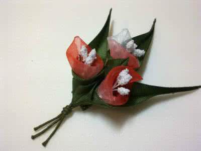 马蹄莲花束 手工丝带花教程----“红色马蹄莲花束”胸针