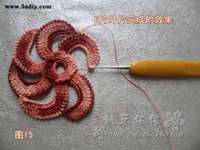 毛线钩编爱尔兰花视频 改良后的不用包线的爱尔兰风车花的钩法教程（快乐依依手工）