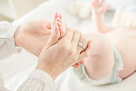 小儿推拿常用手法 婴幼儿推拿常用手法之四：运法、掐法和捣法