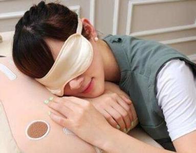 女人出轨最明显的举动 睡着之后的“小举动”竟暴露出大问题
