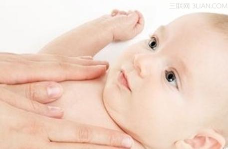 宝宝吐奶时应该怎么做 怎样预防宝宝夏天长痱子