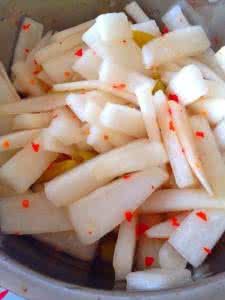 酸甜脆爽腌萝卜的做法 酸甜脆爽的腌萝卜，做法这么简单！特别开胃~