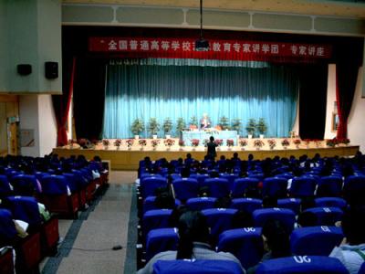 高校艺术教育 浅谈新时期下高校教育中的艺术教育