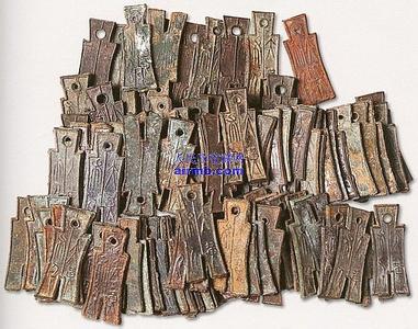 形容死板的词语 “死板”一词源于古代铸钱技术