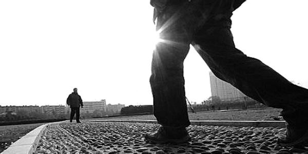 走鹅卵石路的好处 老人慎走鹅卵石路