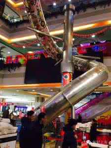 上海商场巨型滑梯 上海一商场推出巨型滑滑梯!5层楼那么高!现已开放体验!就问你敢不敢?