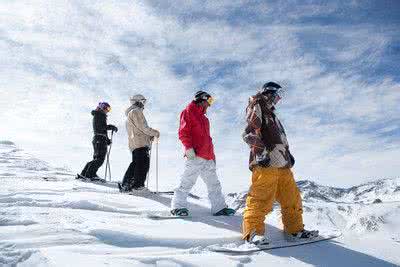 自由式滑雪u型场地 滑雪场地 在济南,冬天最好玩儿、最刺激的滑雪场地,怎能不带孩子来!