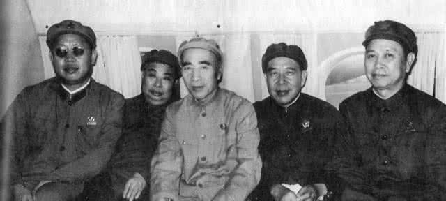 李作鹏为什么戴墨镜 开国将军李作鹏为什么总戴着一副墨镜》