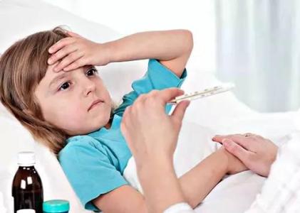 小孩子发烧忽冷忽热 孩子发烧到底该用冷毛巾，还是热毛巾？别弄反了！