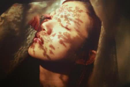 宝贝别哭泣不是不爱你 别哭泣,别叹息。悲伤唤不回逝去的时光