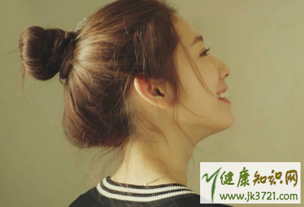 一款超漂亮的圆肩毛衣 一款超漂亮的圆肩毛衣 头发长了不要剪，扎一款迷死男人的发型，去哪都漂亮！