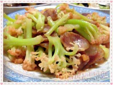 川味香肠的做法 花菜的做法 花菜的做法 正宗的川味美食麻辣香肠炒花菜做法