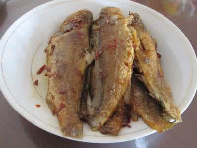 香煎小黄鱼 香煎小黄鱼最简单做法：煎鱼+兑汁