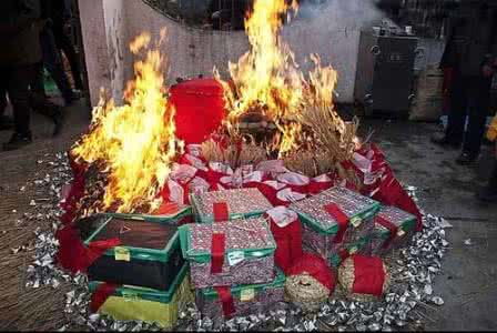 梦见上坟烧纸什么意思 梦见上坟烧纸 梦见上坟