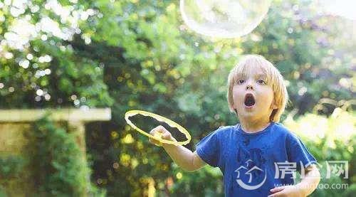 踹他一脚 踹他一脚 女大学生一脚踹向小女孩，谁之过