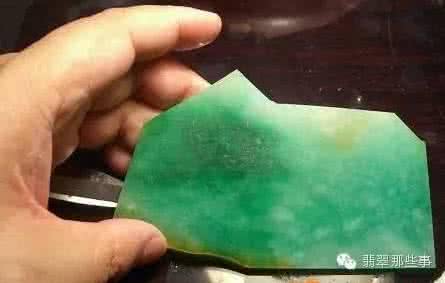 翡翠毛料 翡翠毛料 给你块1000万的翡翠毛料 你会切吗?