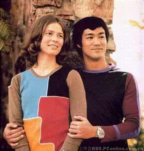 李小龙出轨 李小龙怎么死的 李小龙看上的女人 如今老公出轨、自曝被毁容