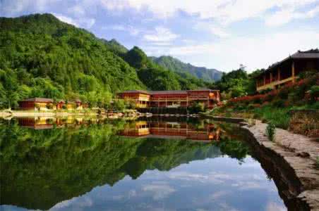 湖水 在山下有一栋小房子,一池湖水浅浅的荡着,花开四季,田园牧歌...