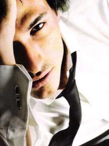 女人出轨抗拒肢体接触 最让女人抗拒不了的7种男人_男人要有男人味