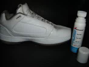 白鞋子发黄洗白小窍门 白鞋子发黄洗白小窍门 【生活小窍门】白色衣服发黄怎么洗白