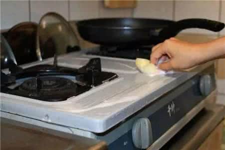 灶台油腻咋清理 油腻腻的灶台怎么洗