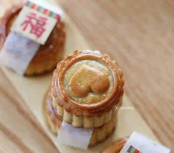 广式蛋黄莲蓉月饼 传统广式莲蓉蛋黄月饼图文教程（附糖浆、枧水、馅料做法）