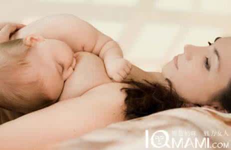 母乳喂养准备几个奶瓶 母乳喂养准备几个奶瓶 母乳喂养分几个时期？母乳喂养要喂水吗？