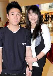 李安琪晒儿女近照 李小鹏娇妻李安琪 简约着装好眼缘