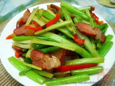 香芹炒腊肉 详图细解：香芹炒腊肉的做法