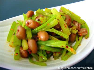 芹菜拌油炸花生米 芹菜拌花生米